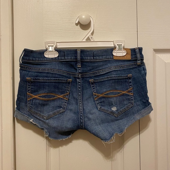 Abercombie & Fitch low rise jean shorts - Picture 3 of 5